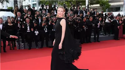 النجمة العالمية كيت بلانشيت بإطلالة بسيطة في ختام مهرجان