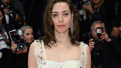 أول ظهور لها بعد وفاة زوجها.. أوبري بلازا تتألق في مهرجان 