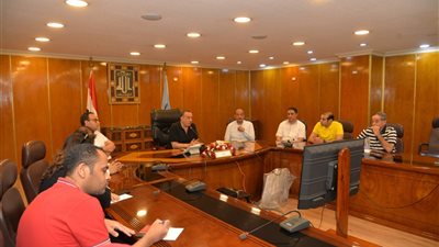 محافظ أسيوط يعقد اجتماعًا مع مسؤولي الجمعيات الأهلية لدعم الأسر الأكثر احتياجا