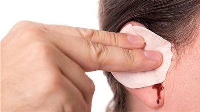 طبيب يحذر: إهمال تنظيف منطقة الأذن قد يؤدي إلى التهابات خطيرة ومميتة