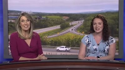 مذيعة أمريكية تواصل تقديم الأخبار رغم دخولها في مخاض الولادة على الهواء مباشرة