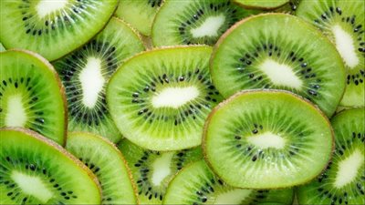 فوائد الكيوي اليومية.. فاكهة خضراء تمنح عينيك ومعدتك وقلبك صحة مذهلة