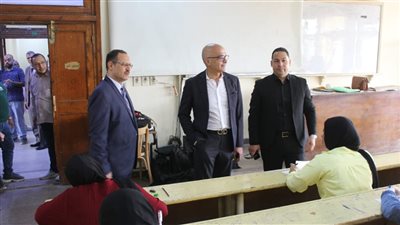 رئيس جامعة عين شمس يتابع سير امتحانات الكليات بالترم الثاني