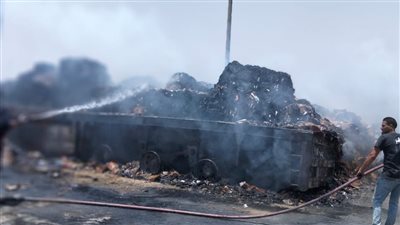 حريق هائل فى تريلا محملة بالبضائع أعلى الطريق الإقليمي بالعياط | صور 