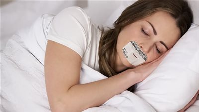 تحذير من موضة لصق الفم: دراسة كندية تكشف خطر اختناق أثناء النوم