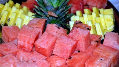 البطيخ والأناناس يتصدران.. 8 أطعمة فعّالة لدعم توازن الجهاز الهضمي