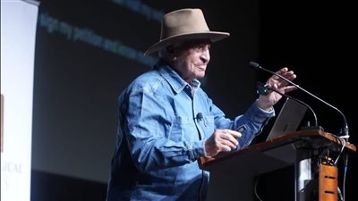 عمرو أديب يطالب زاهي حواس بحضور افتتاح المتحف المصري الكبير.. والأخير: 