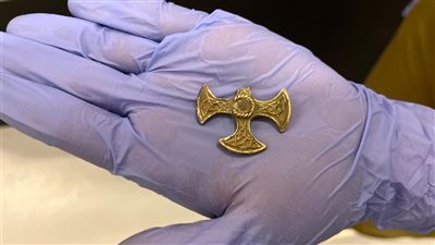 بعد قرون من الاختفاء.. اكتشاف صليب صدري مذهّب نادر يعود للمسيحية الأولى 