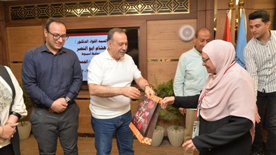 محافظ أسيوط يسلم 320 حاجًا من الجمعيات الأهلية تأشيرات السفر وملابس الإحرام