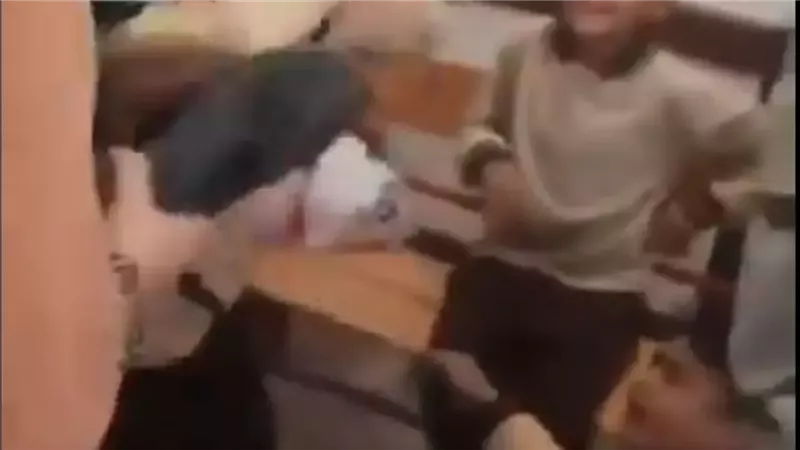 الضرب بالحذاء