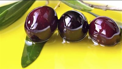 زيت الزيتون: تعرفي سر الشعر الصحي واللامع منذ قرون