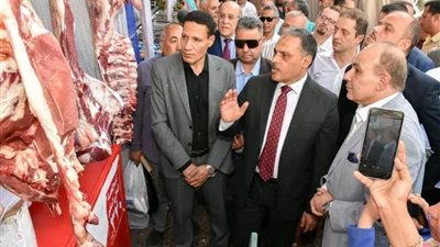 محافظ الشرقية يفتتح معرض بيع السلع والمواد الغذائية بأسعار مخفضة