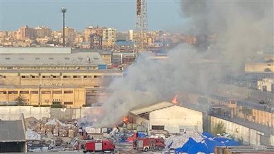 محاولات مكثفة للسيطرة على حريق داخل منطقة الاستثمار ببورسعيد