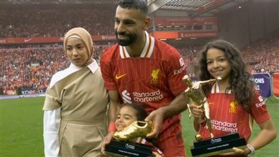 ليلة الملك.. محمد صلاح يحتفل مع زوجته ومكة وكيان بـ «الحذاء الذهبى» 