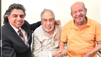 زيارة إنسانية.. لطفي لبيب يدعم صبري عبدالمنعم بعد نجاح عملية تركيب الدعامات