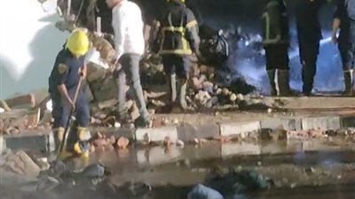 استمرار التبريد لمنع تجدد الحريق في مخزن بورسعيد                      