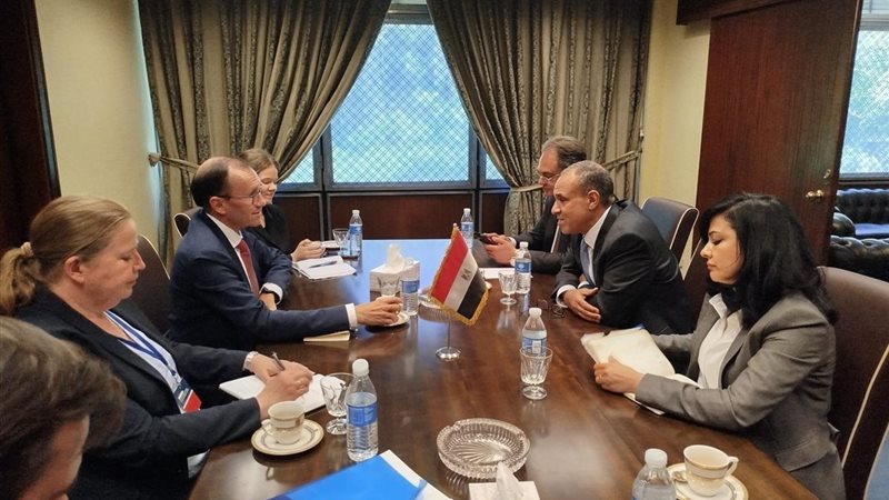 وزير الخارجية لنظيرة