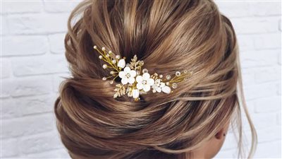 الذهب يزيّن الشعر بأناقة ملكية.. قطع فاخرة تعيد صيحة الإكسسوارات الراقية