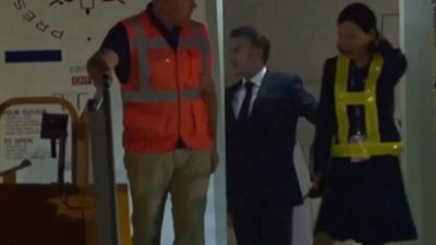 الرئيس الفرنسي يتعرض للصفع بالقلم من زوجته.. والإليزية يعلق 