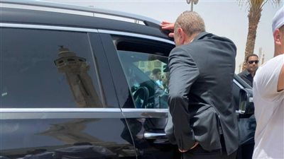 رافضًا تلقي العزاء..عمرو الدجوي ينتهي من صلاة الجنازة ويدخل سيارته وسط حراسة