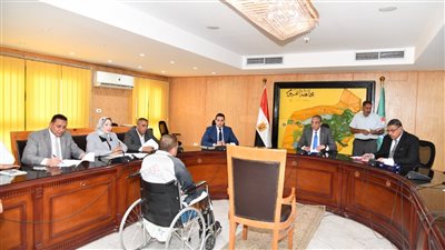محافظ الفيوم يوجه بتوفير مساعدات مالية ومشروعات تنموية للأسر الأولى بالرعاية