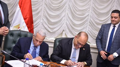 العمل : بروتوكول تعاون مع 