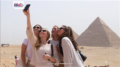 بسيلفي مع الأهرامات... أبطال 