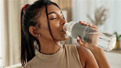 8 علامات تدل على أنك لا تشرب ما يكفي من كمية الماء 