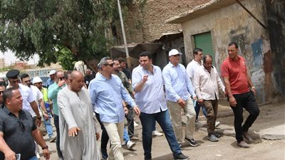 محافظ السويس يتفقد مشروع تطوير مدينة السادات .. ويتابع رصف شوارع حي الأربعين 