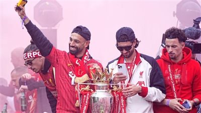 سماء ليفربول تتزين باللون الأحمر في احتفال تاريخي لمحمد صلاح بالبريميرليج|صور