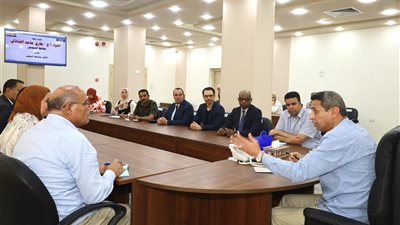 محافظ السويس يبحث تعزيز التعاون بين التأمين الصحي الشامل وكلية الطب