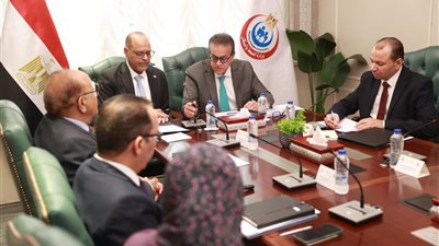 وزير الصحة يبحث تنظيم مهنة 