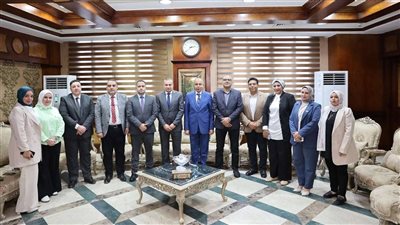 محافظ المنيا يناقش فرص التعاون مع صندوق التنمية الحضرية لتنفيذ مشروعات عمرانية