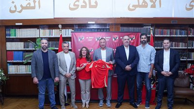 استعدادًا للمشاركة في مونديال الأندية.. الأهلي يستقبل السفيرة الأمريكية في مصر