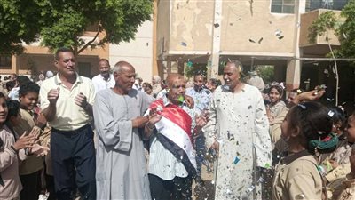 ممر شرفي وتحية وفاء بقنا .. تلاميذ الحلفاية يودّعون معلمهم عبدالناصر محمود