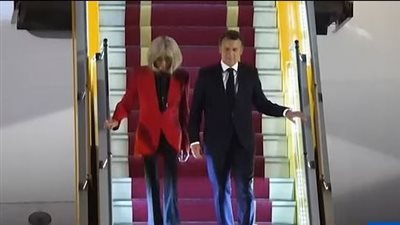 خبر صادم: زوجة الرئيس الفرنسي إيمانويل ماكرون تصفعه أثناء وصولهما فيتنام