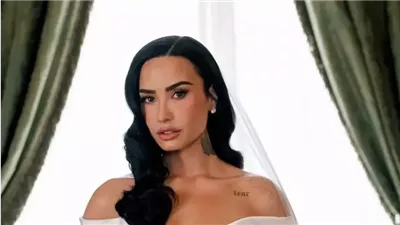 النجمة العالمية ديمي لوفاتو تحتفل بزفافها بإطلالة زفاف أيقونية