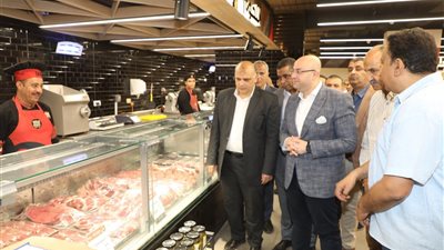 استعداداً لعيد الأضحى.. محافظ بني سويف يتفقد السلاسل التجارية 