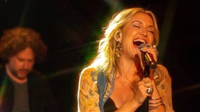 أنامل مصرية.. العالمية كيت هدسون ترتدي أقراط من عزة فهمي في حفلها بلوس أنجلوس