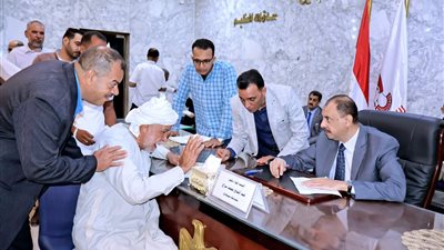 محافظ سوهاج يعقد اللقاء الجماهيري الأسبوعي ويسلم كراسي متحركة لذوي الهمم