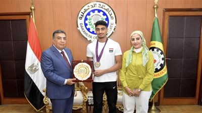 محافظ الدقهلية يكرم اللاعب حاتم أشرف بطل إفريقيا فى السباحة