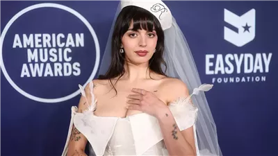 ريبيكا بلاك تخطف الأضواء بفستان زفاف غريب في جوائز الموسيقى الأمريكية 2025