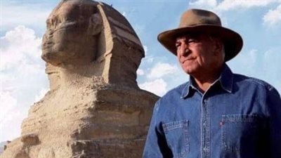 بعد خلافه مع جو روجان.. تفاصيل ميزت إطلالات زاهي حواس