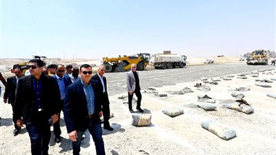 في جولة مفاجأة.. وزير الإسكان يتفقد المحاور والطرق الرئيسية بالعاصمة الإدارية