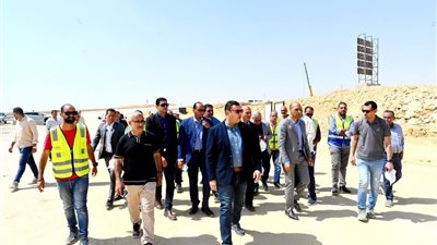 وزير الإسكان يتفقد مشروعات المرافق والطرق الجارية بالقاهرة الجديدة