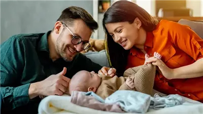 من يحدد ملامح المولود الأول .. الأب أم الأم؟ دراسة علمية تجيب