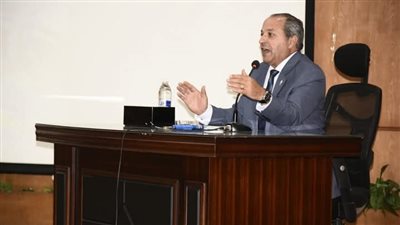 محافظ بورسعيد يلتقي أصحاب الكافتيريات ومستأجري الشماسي لبحث خطة التطوير 