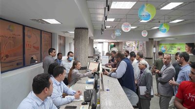 يخدم 160 ألف مشترك.. رئيس مياه سوهاج يتفقد مركز خدمة العملاء بالمحافظة