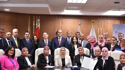  بالتعاون مع برنامج الأغذية.. وزير العمل يُسلم شهادات دولية للخريجين 
