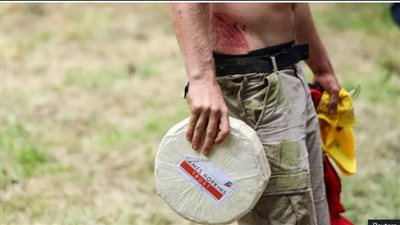 للمرة الثانية.. يوتيوبر ألماني يفوز بلقب سباق دحرجة الجبن في بريطانيا